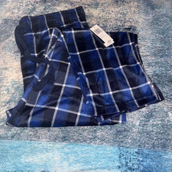 Men’s Izod Blue and Black Plaid Lounge Pants - Picture 2 of 6